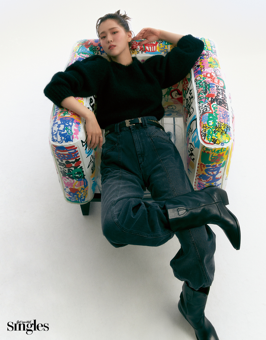 김지은이 이자벨 마랑을 착용하고 촬영한 싱글즈 화보